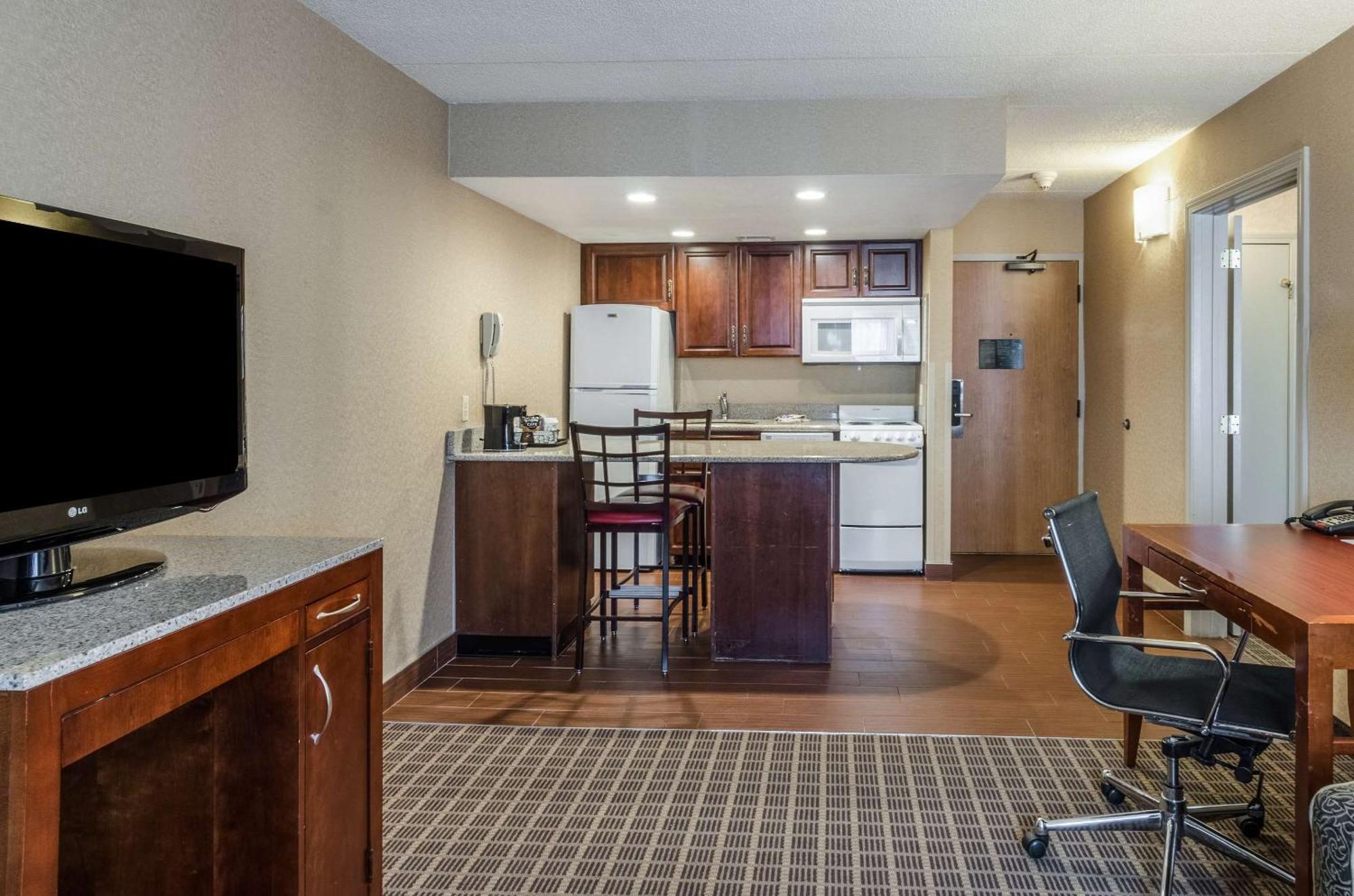 Comfort Inn & Suites West Springfield Dış mekan fotoğraf